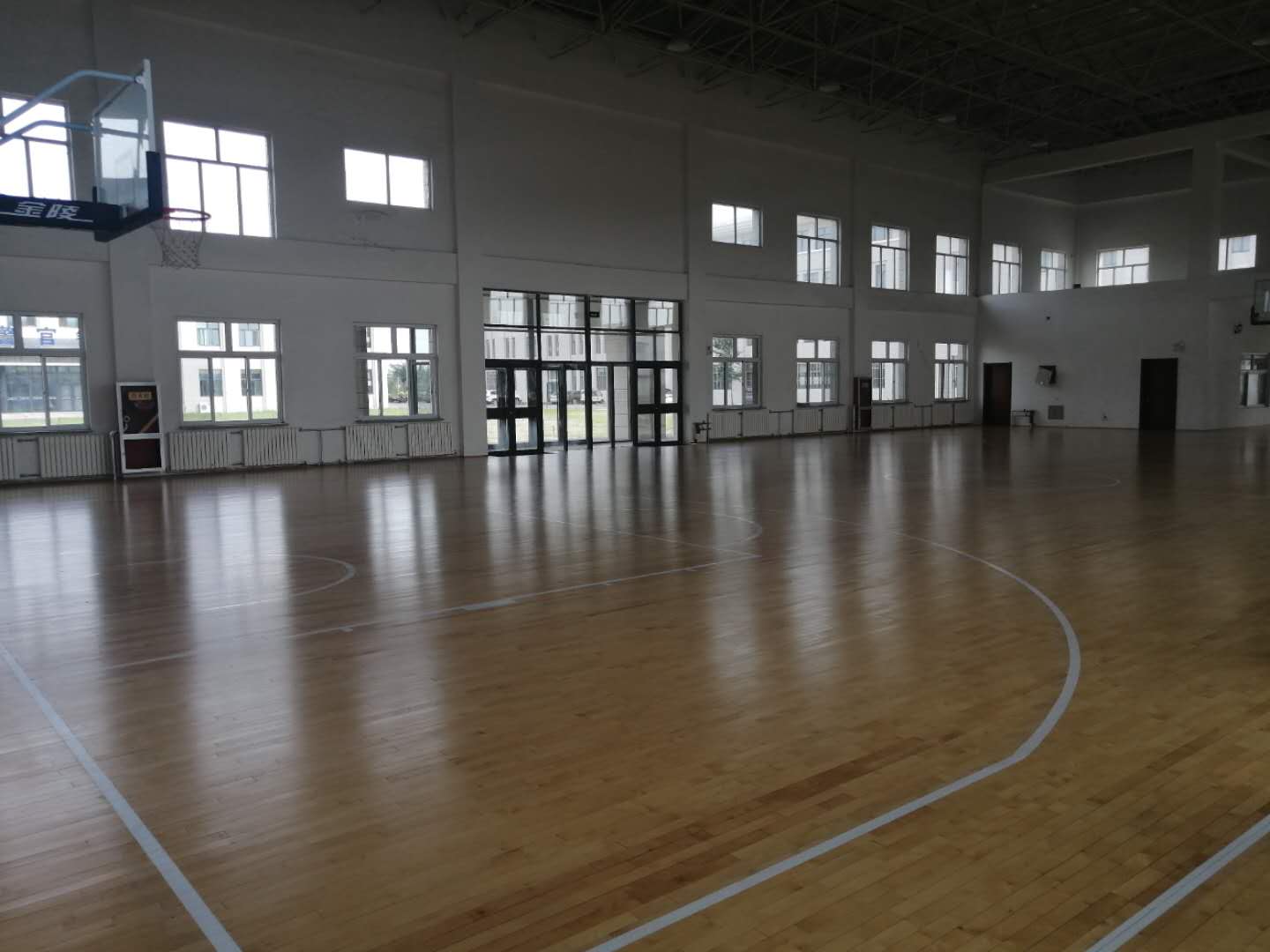 銀川市監(jiān)管局體育館地板清潔打蠟